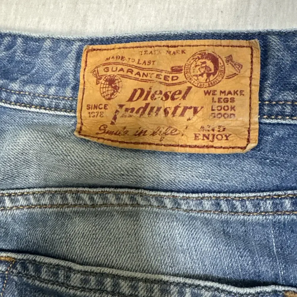Diesel Larkee Mens 31x32 Regular Straight Blue Jeans Distressed Nice Fade EUC